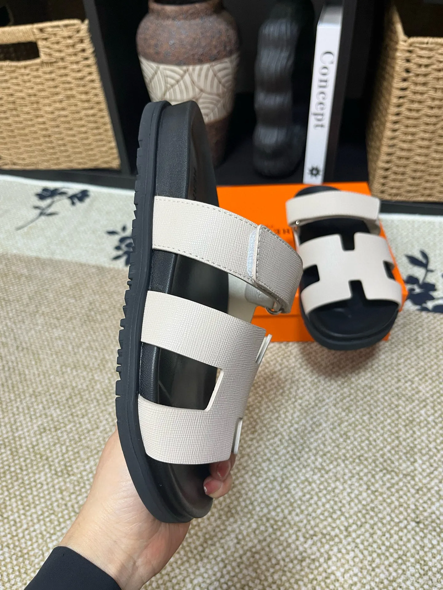 P300 Long-term stock Hermes men’s Kazimir slippers for couples - top quality woven calfskin functional sandals with intertwined uppers inspired by the “H” iconic pattern to create a casual look, perfect for summer. Imported cowhide + cowhide lining + TUP outsole Size: 35-46